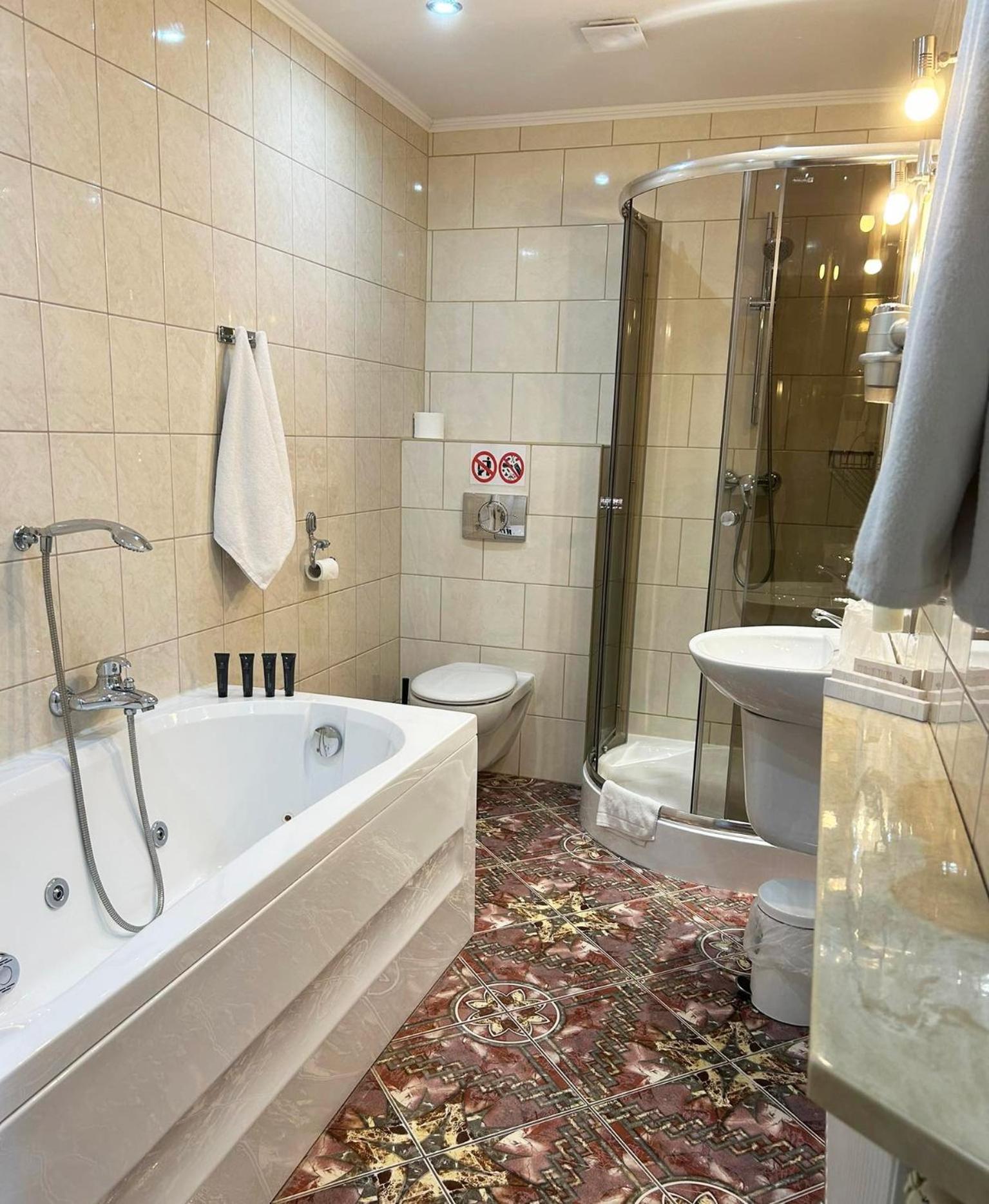 Hotel Tirest Grebiszew Eksteriør billede