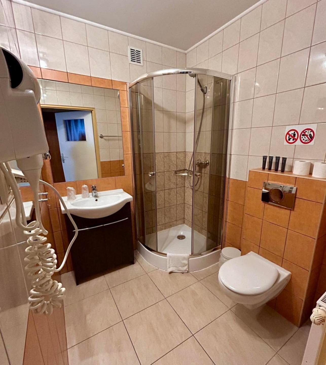 Hotel Tirest Grebiszew Eksteriør billede