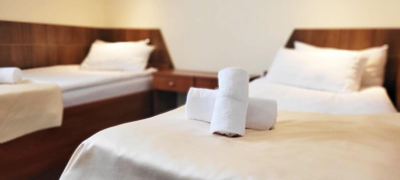 Hotel Tirest Grebiszew Eksteriør billede