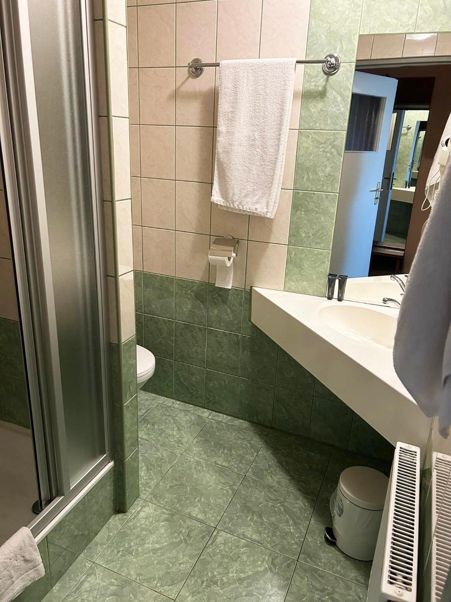 Hotel Tirest Grebiszew Eksteriør billede