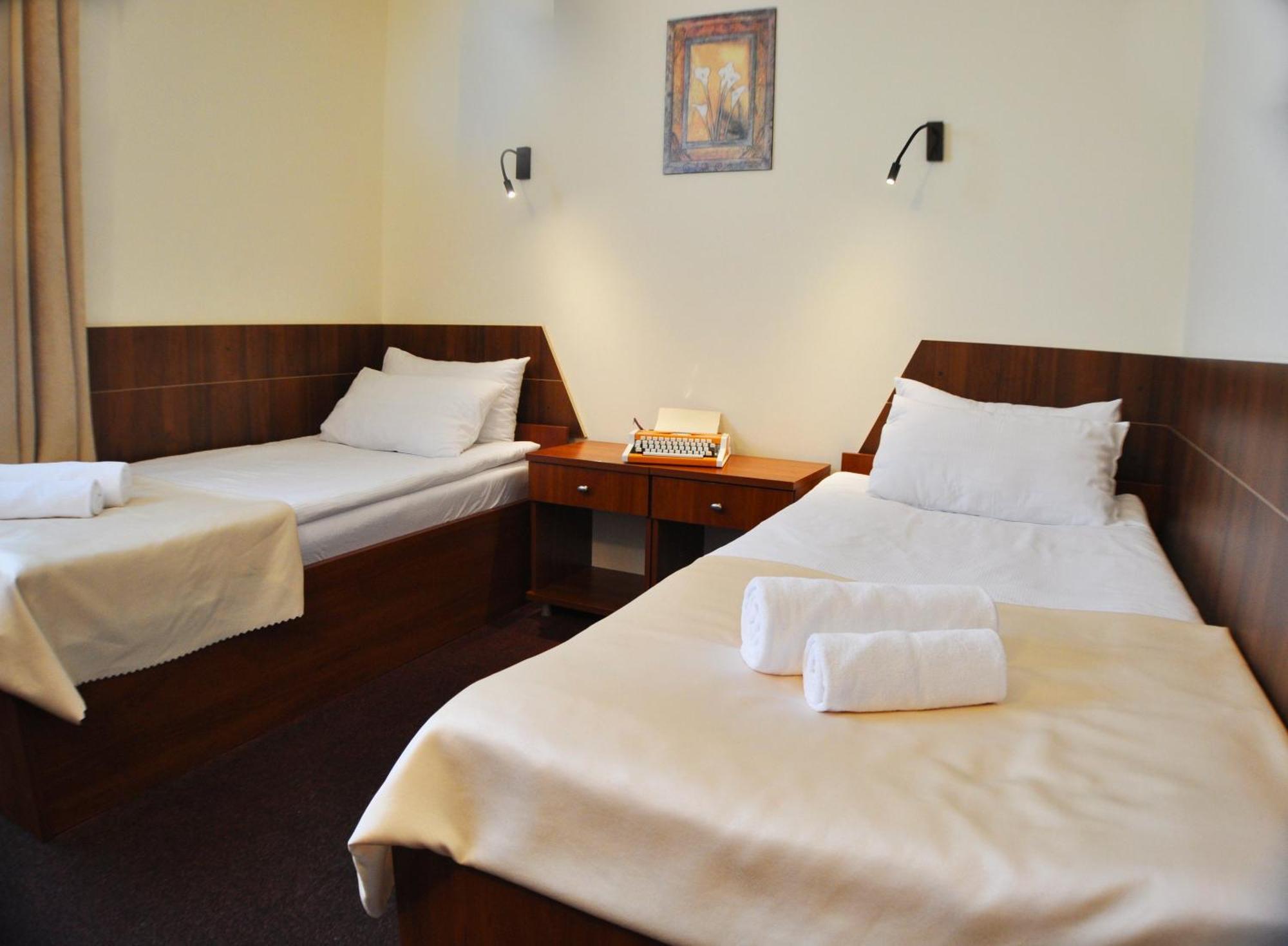 Hotel Tirest Grebiszew Eksteriør billede