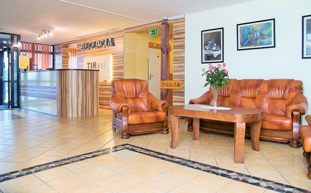 Hotel Tirest Grebiszew Eksteriør billede